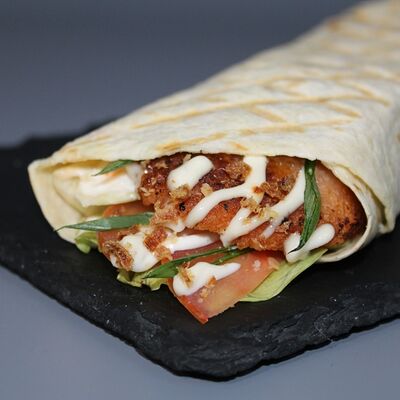 Фиш ролл в тортильи в Chicken & Roll по цене 336 ₽