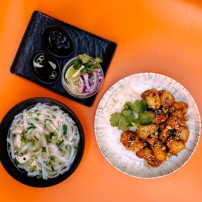 Суп Фо с курицей и Горячее Цыпленок в Эбби Noodles & Sushi Bar по цене 870 ₽
