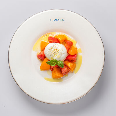 Буррата, томаты в Claudia по цене 1050 ₽