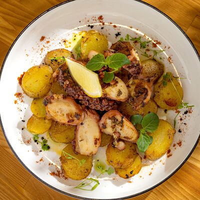 Осьминог по-галисийски в True Crab по цене 2800 ₽