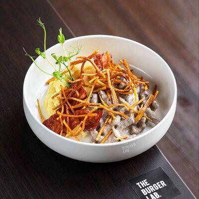 Телятина в сливочном соусе с картофельным пюре в The burger lab по цене 580 ₽