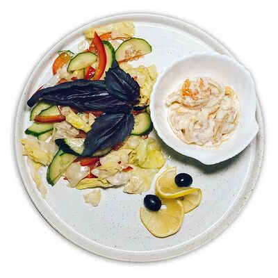 Теплый салат с морепродуктами в Кафе на развилке по цене 905 ₽