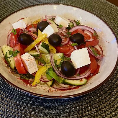 Салат Греческийв ИЗ ПОД НОЖАХаляль! по цене 450 ₽