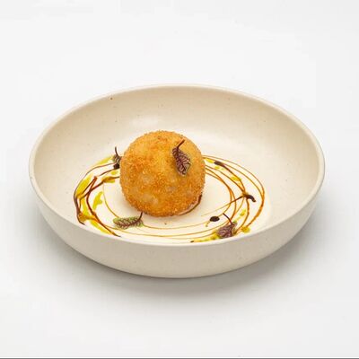 Аранчини с лососем и сыром мацарелла в Le dessert по цене 900 ₽