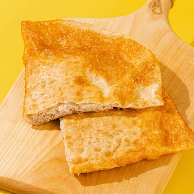 Чебурек с курицей, картофельным пюре и сыром моцарелла в Чебурекми на Северо-Западной по цене 325 ₽