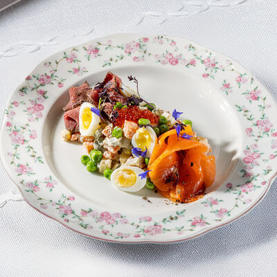 Оливье с форелью и говядиной в Lores по цене 990 ₽