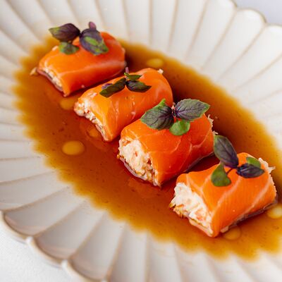 Рулетики из лосося с камчатским крабом и соусом понзу в Leto по цене 1910 ₽