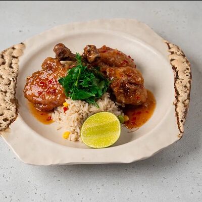 Куриные ножки чили с рисомв Hug по цене 620 ₽