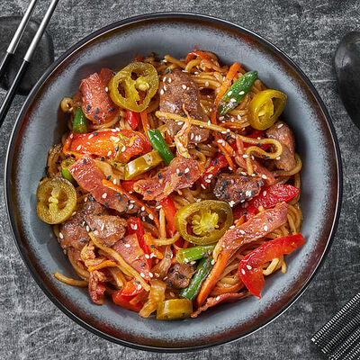 Вок Говядина с беконом в соусе барбекю спайси в Суши Мастер по цене 579 ₽