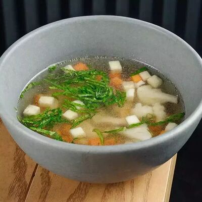 Куриный бульон с куриной грудкой в Мона по цене 660 ₽