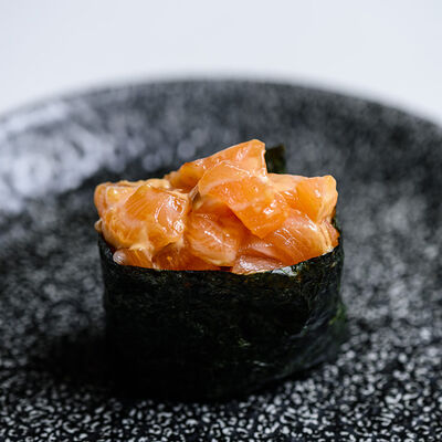 Гункан с лососем в Under the sea по цене 320 ₽