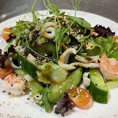 Салат с кальмаром и креветками в азиатском соусе в Корица по цене 915 ₽