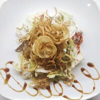 Салат с бужениной и луком фри в Алиби