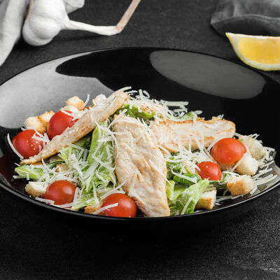 Салат Цезарь с курицей в Vkus Land по цене 330 ₽