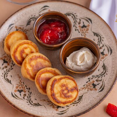 Оладьи с каймаком и клубничным вареньем в Мархаба Халяль по цене 276 ₽