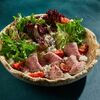 Салат с ростбифом и соусом вителло тоннато в Juno по цене 810