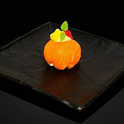 Суши болл с лососем в Бейкер суши по цене 299 ₽