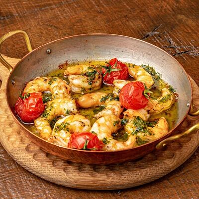 Сковорода запеченных креветок в Гусь в яблоках по цене 960 ₽