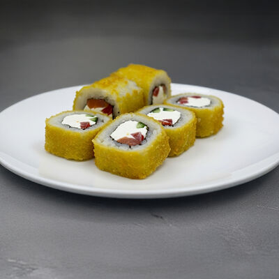 Жареный с копченым лососем в SASHIMI по цене 600 ₽