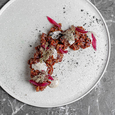 Тартар из говядины, вяленый томат, трюфельный майо в 19 по цене 1027 ₽