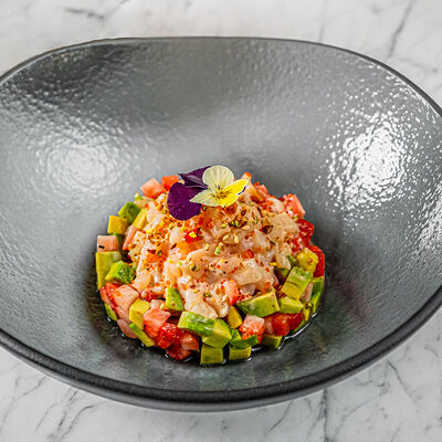 Тартар из гребешка, клубники и спайси-соуса в Dragon по цене 1650 ₽