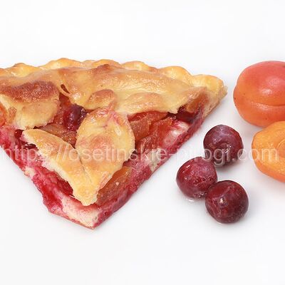 Осетинский пирог с вишней и абрикосом в Осетинские пироги Виктория по цене 800 ₽