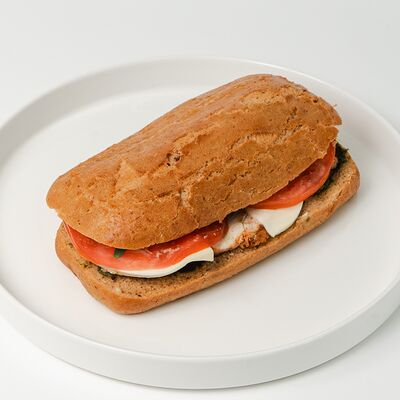 Чиабатта с филе курочки, моцарелой и соусом песто в Balance coffee по цене 390 ₽