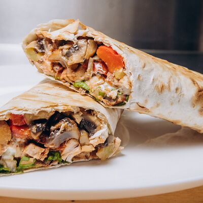 Шаурма из печеных овощей и курицы в Мастер шашлыка по цене 500 ₽