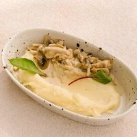 Строганов из цыпленка с картофельным пюре в Ферма