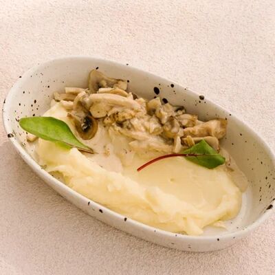 Строганов из цыпленка с картофельным пюре в Ферма по цене 369