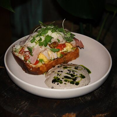 Бриошь с копченым окороком завтрак в Offshore по цене 390 ₽