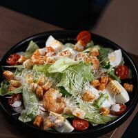 Салат Цезарь с креветками в Friendly
