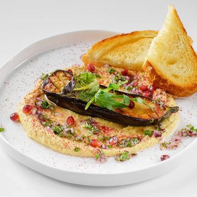 Закуска Хумус с печеным баклажаном и гранатом в Парфе по цене 395 ₽