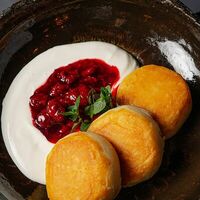 Сырники со сметаной и вишневым вареньем в Inside