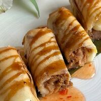 Жареный спринг-ролл со рваной свининой и моцареллой в More More