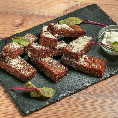 Гренки под пармезаном в Караоке Соло по цене 420 ₽