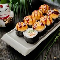 Запеченный ролл с лососем и креветкой в Кухня МОМО