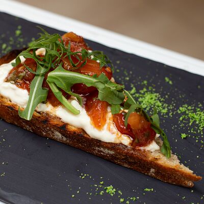 Брускетта на домашнем хлебе: страчателла и сладкие томаты в Per Se по цене 425 ₽