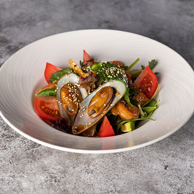 Салат Теплый микс с морепродуктами в Море Есть по цене 940 ₽