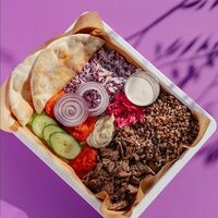 Макси на тарелке с гречкой и говядиной в Вертимский