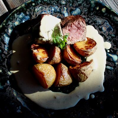 Вырезка из телятины с мини-картофелем и соусом из белых грибов в Хюгге Сырный ресторан по цене 1200 ₽