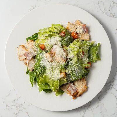Салат Цезарь с цыплёнком и беконом в Волгоречье по цене 480 ₽