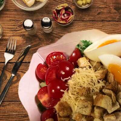 Салат Цезарь с курицей в Блинная по цене 400 ₽