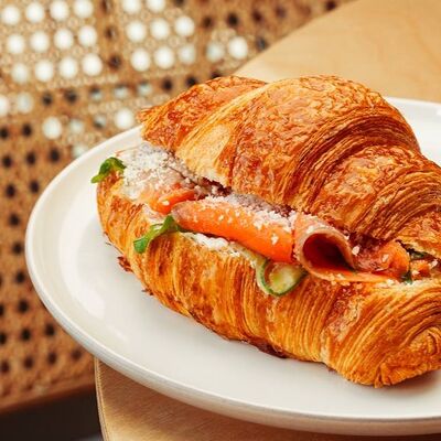 Круассан с чилийским кижучем, взбитым молодым сыром, маринованным печёным перцем, руколой и пармезаном в Кондитерская пекарня Варвара и Jerome по цене 488 ₽