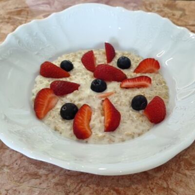 Овсяная каша со свежими ягодами в Мандарин по цене 415 ₽