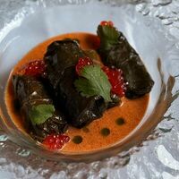 Долма, фаршированная судаком и креветкой, с красной икрой в соусе том-ямв Птичка