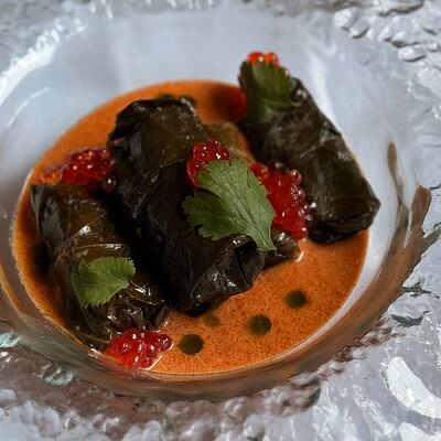 Долма, фаршированная судаком и креветкой, с красной икрой в соусе том-ямв Птичка по цене 740 ₽