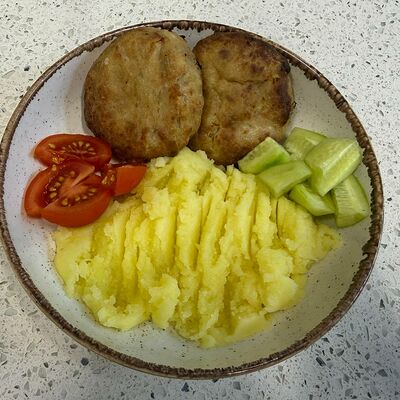 Котлетки детские с пюре в Кофеин по цене 450 ₽