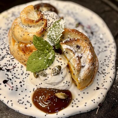 Творожно-тыквенная запеканка с карамельным соусом и яблочным кремом в MON PARIS по цене 310 ₽