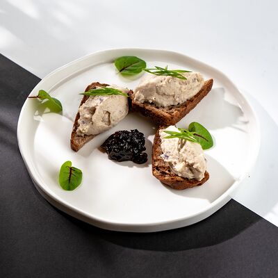 Риет из сельди на черном хлебе с луком конфи в Libido по цене 580 ₽